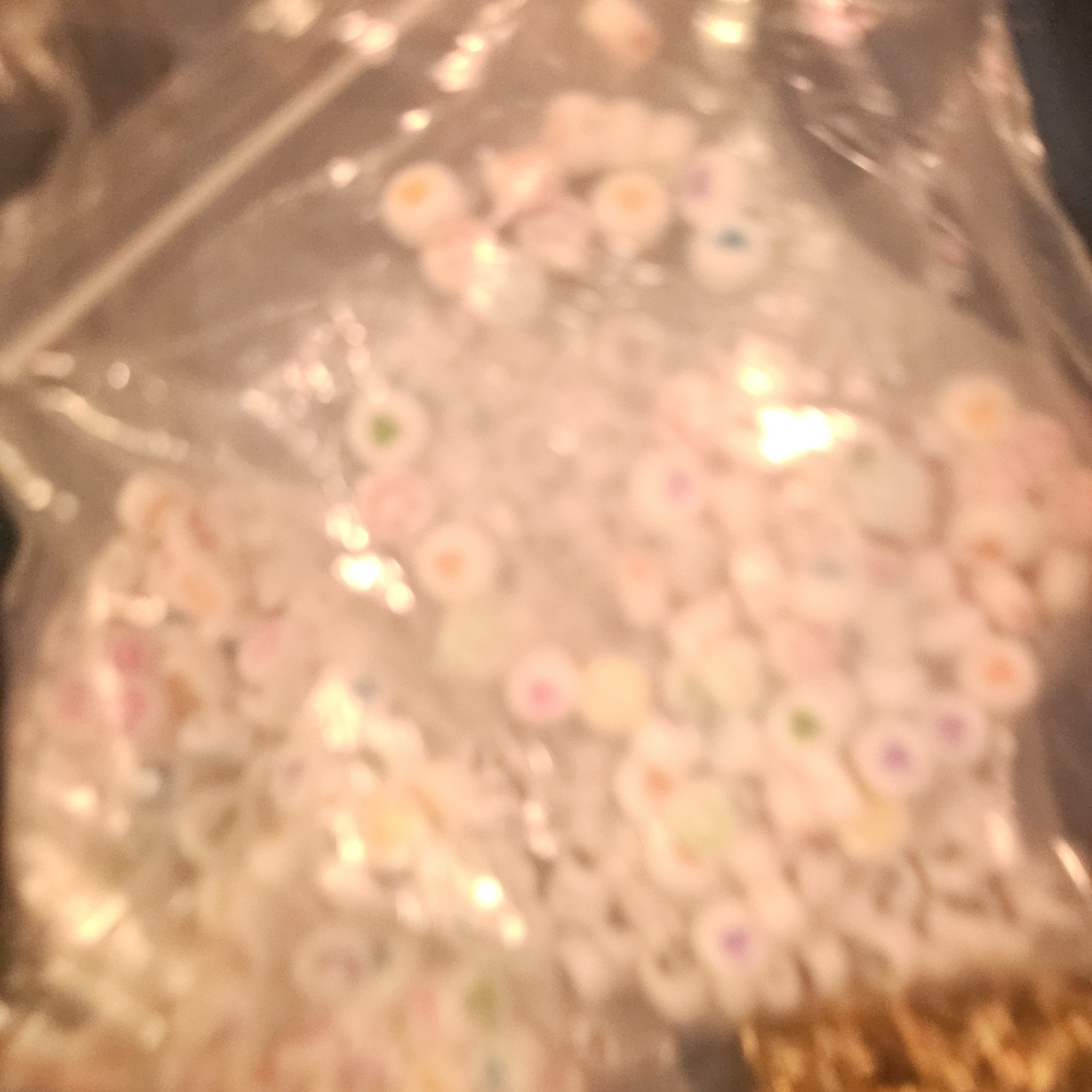4 Sets Of Colorful Beads With Organizers - Picture 6 of 8